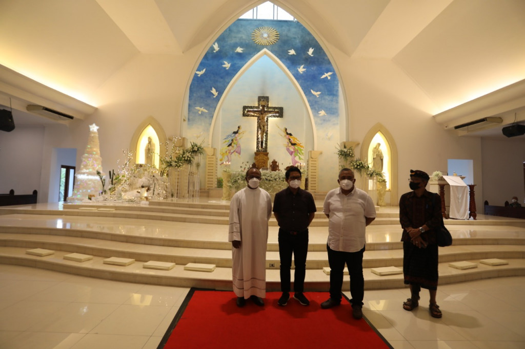 Sekda Adi Arnawa Tinjau Malam Natal di Sejumlah Gereja